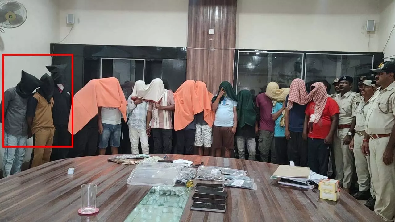रायपुर के 3 सबसे बड़े नशा सप्लायर ओडिशा में गिरफ्तार, जर्मन पिस्टल जब्त रायपुर के 3 सबसे बड़े नशा सप्लायर ओडिशा में गिरफ्तार, जर्मन पिस्टल जब्त