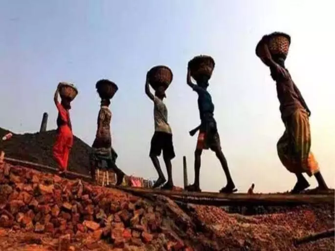 एक साल से वेतन नहीं: ग्रामीण मज़दूर बिना वेतन के संघर्ष कर रहे हैं एक साल से वेतन नहीं: ग्रामीण मज़दूर बिना वेतन के संघर्ष कर रहे हैं