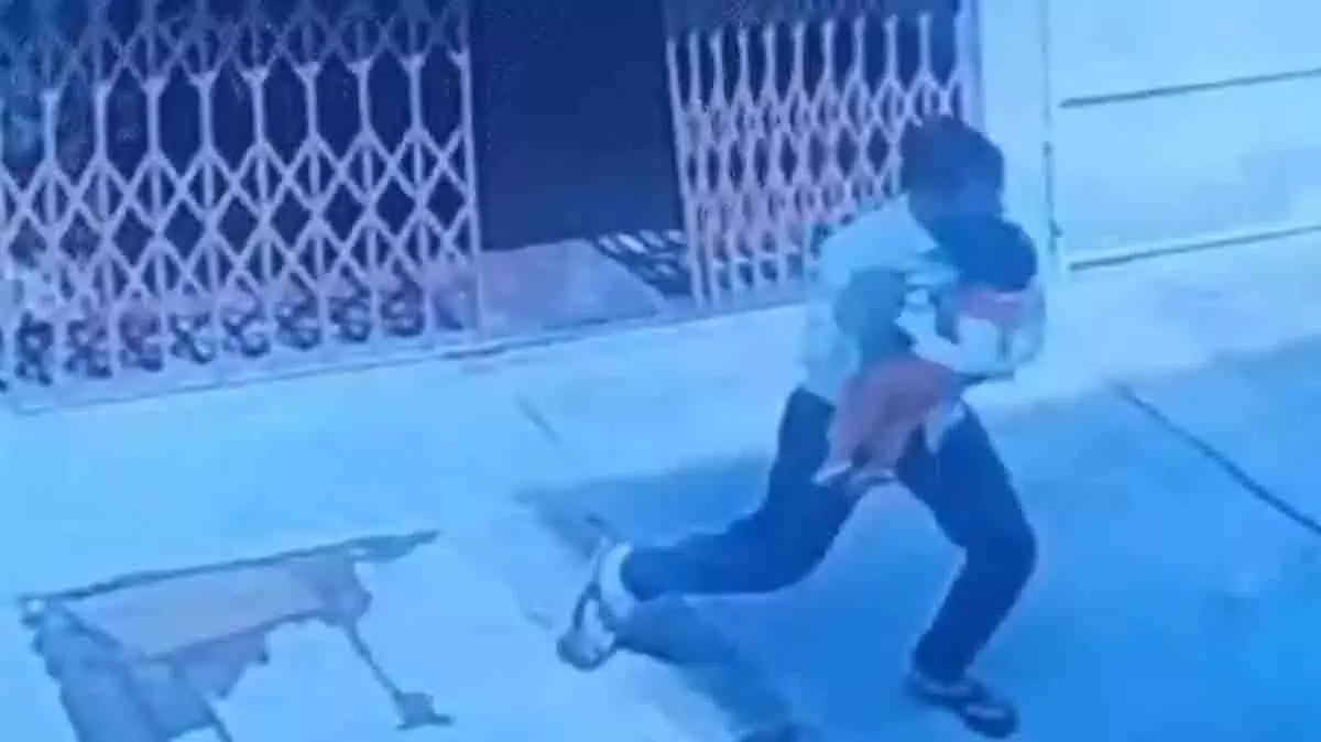 CCTV में कैद बच्ची का अपहरण, आरोपी बना उसका पिता CCTV में कैद बच्ची का अपहरण, आरोपी बना उसका पिता