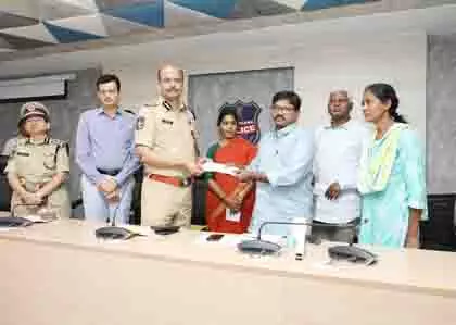 तीन वरिष्ठ माओवादी नेताओं ने तेलंगाना DGP के समक्ष आत्मसमर्पण किया तीन वरिष्ठ माओवादी नेताओं ने तेलंगाना DGP के समक्ष आत्मसमर्पण किया