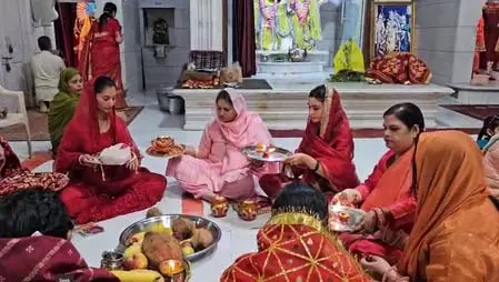 करवा चौथ : मोगा में महिलाएं सोलह श्रृंगार कर मना रही सुहाग का पर्व, चंडीगढ़ में दिखा रंग करवा चौथ : मोगा में महिलाएं सोलह श्रृंगार कर मना रही सुहाग का पर्व, चंडीगढ़ में दिखा रंग