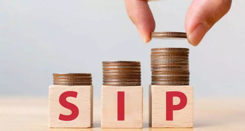 हर महीने ₹5000 की SIP से 10 साल में कितना बनेगा फंड? जानें पूरा कैलकुलेशन और रिटर्न का गणित हर महीने ₹5000 की SIP से 10 साल में कितना बनेगा फंड? जानें पूरा कैलकुलेशन और रिटर्न का गणित