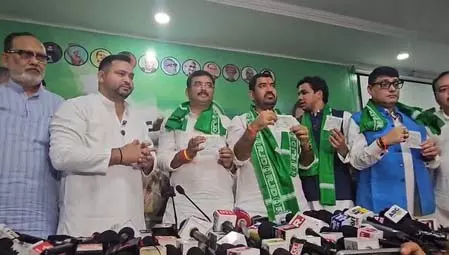जेडीयू छोड़ राजद जॉइन किया, तेजस्वी यादव का स्वागत जेडीयू छोड़ राजद जॉइन किया, तेजस्वी यादव का स्वागत