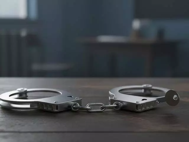 हत्या के प्रयास में हिस्ट्रीशीटर गिरफ्तार, पिस्तौल और कारतूस बरामद हत्या के प्रयास में हिस्ट्रीशीटर गिरफ्तार, पिस्तौल और कारतूस बरामद