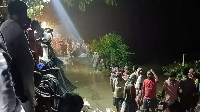 Rupnarayan बांध टूटा, स्थानीय लोग दहशत में Rupnarayan बांध टूटा, स्थानीय लोग दहशत में