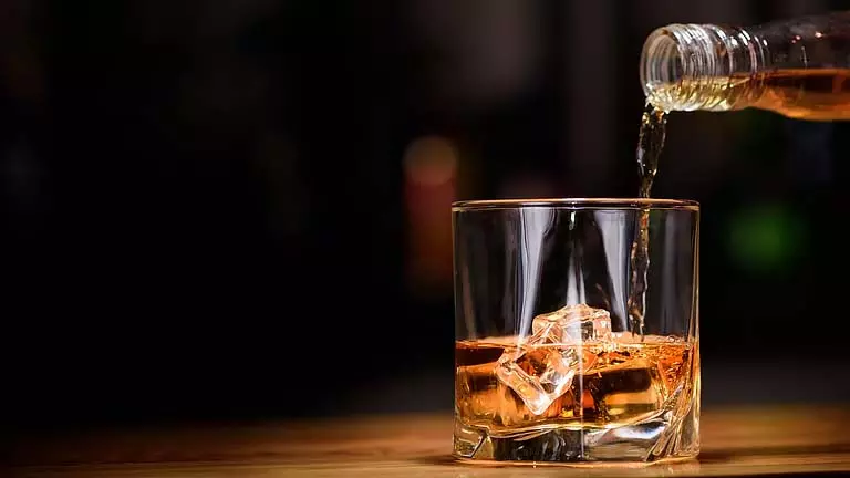 एक युवक नशे में है और नारियल के पेड़ से नीचे उतरने को तैयार नहीं एक युवक नशे में है और नारियल के पेड़ से नीचे उतरने को तैयार नहीं