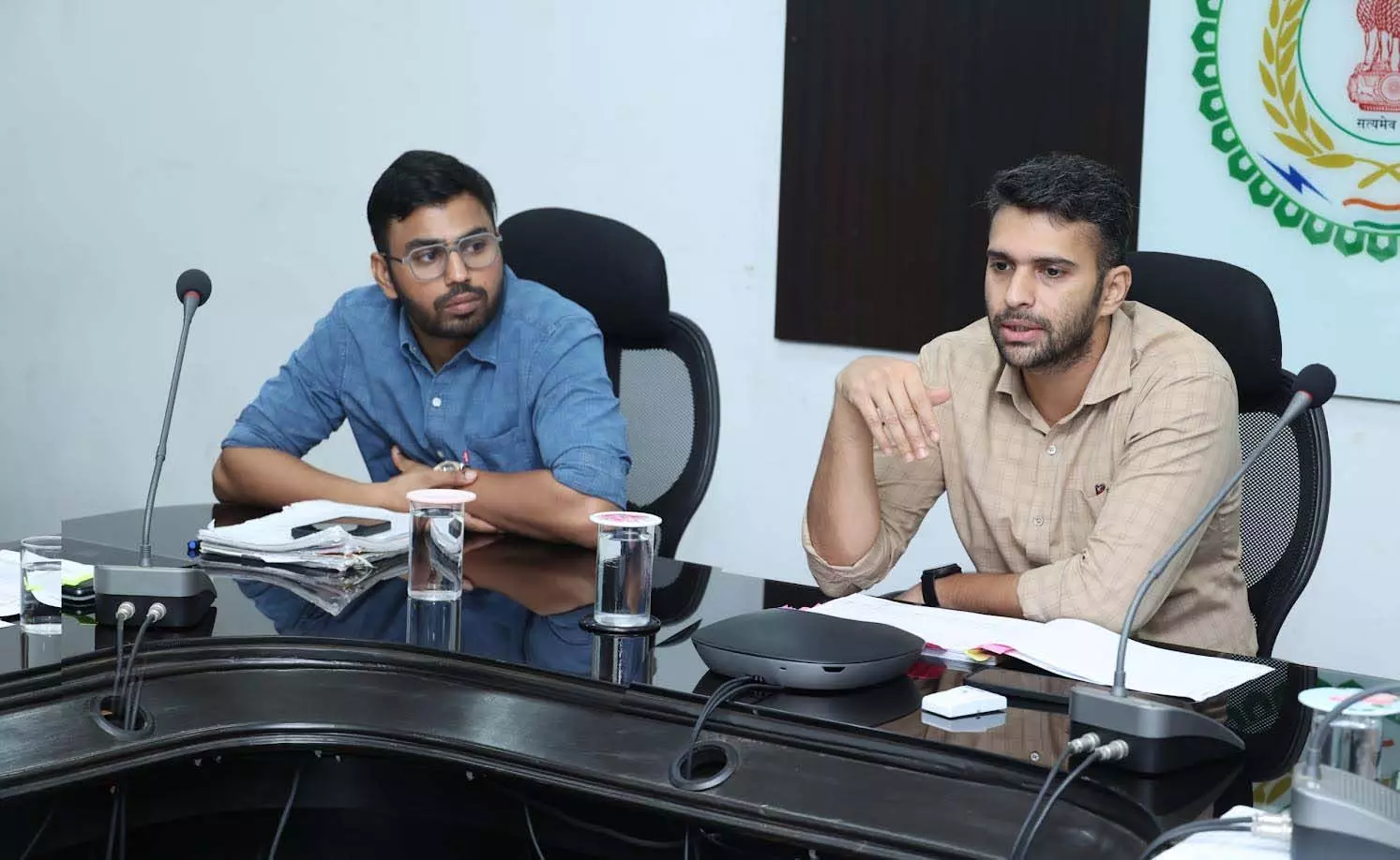 कलेक्टर ने ली राजस्व अधिकारियों की समीक्षा बैठक कलेक्टर ने ली राजस्व अधिकारियों की समीक्षा बैठक