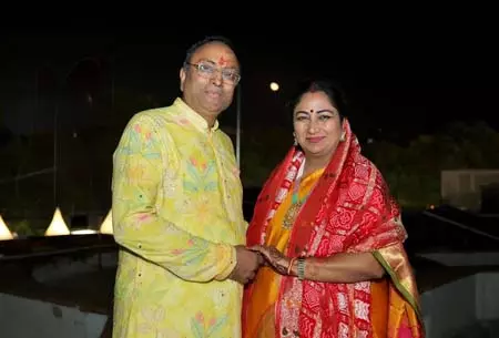करवा चौथ: सीएम रेखा गुप्ता समेत तमाम नेताओं ने पारंपरिक उत्साह के साथ मनाया पर्व, दी शुभकामनाएं करवा चौथ: सीएम रेखा गुप्ता समेत तमाम नेताओं ने पारंपरिक उत्साह के साथ मनाया पर्व, दी शुभकामनाएं