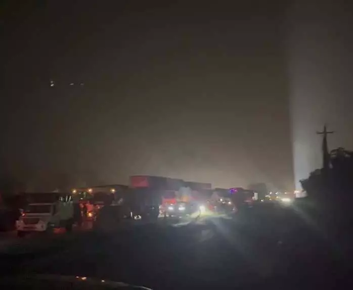 बिजली कटौती से आक्रोशित ग्राम रसनी के ग्रामीणों ने NH-53 पर किया चक्काजाम बिजली कटौती से आक्रोशित ग्राम रसनी के ग्रामीणों ने NH-53 पर किया चक्काजाम