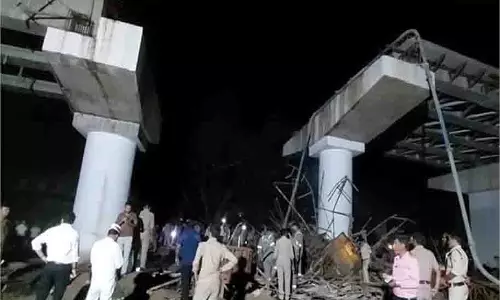 Firozabad:निर्माणाधीन फ्लाईओवर का हिस्सा गिरा, 7 मजदूर दबे Firozabad:निर्माणाधीन फ्लाईओवर का हिस्सा गिरा, 7 मजदूर दबे
