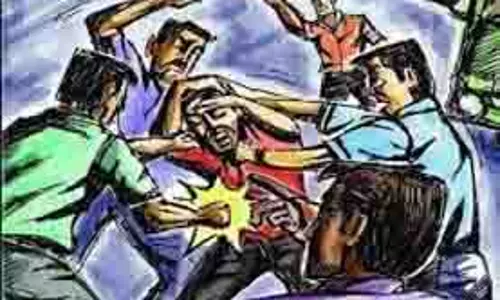 Dhanbad : एफसीआई साइडिंग में ट्रांसपोर्टर और ट्रक ड्राइवरों के बीच हिंसक झड़प