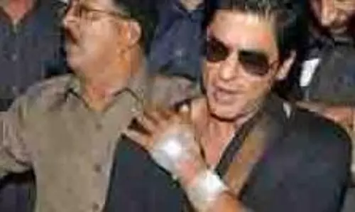 Shah Rukh Khan Injury: शूटिंग के दौरान गिरे शाहरुख खान, हेलीकॉप्टर की चपेट में आने से बाल बाल बचे