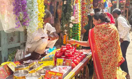 Indore: करवा चौथ पर बाजारों में रौनक Indore: करवा चौथ पर बाजारों में रौनक