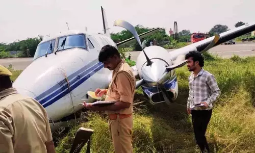 UP Plane Crash: क्रैश हुआ प्राइवेट जेट, विमान में सवार यात्री-पायलट सुरक्षित UP Plane Crash: क्रैश हुआ प्राइवेट जेट, विमान में सवार यात्री-पायलट सुरक्षित