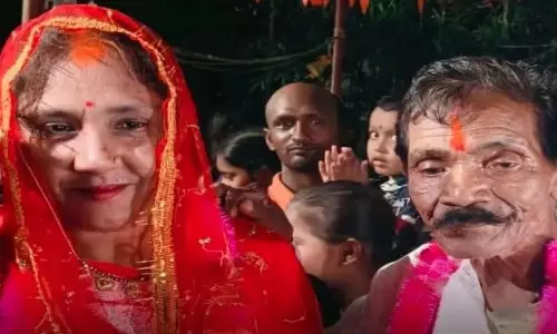 प्रेम मार्ग में चल पड़े 70 का बुजुर्ग और 30 साल की युवती, बाजे गाजे के साथ हुई शादी प्रेम मार्ग में चल पड़े 70 का बुजुर्ग और 30 साल की युवती, बाजे गाजे के साथ हुई शादी