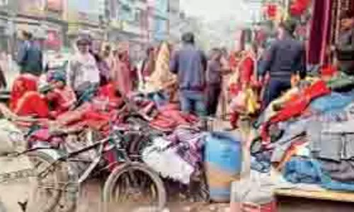 Punjab: खरीदारी करने आई दो महिलाओं के बैग काटकर नकदी और मोबाइल फोन चोरी Punjab: खरीदारी करने आई दो महिलाओं के बैग काटकर नकदी और मोबाइल फोन चोरी