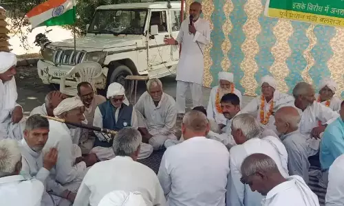 Jind: पीआर धान में नमी बताकर कटौती, किसानों ने जताया विरोध Jind: पीआर धान में नमी बताकर कटौती, किसानों ने जताया विरोध
