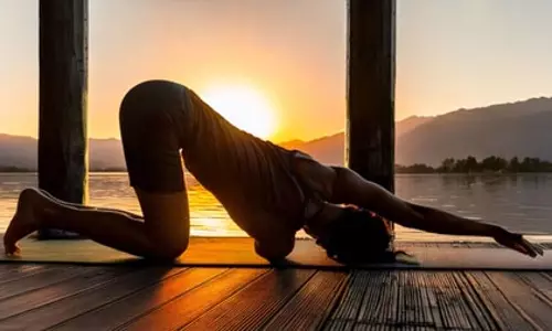 पार्श्व बालासन तनाव और थकान से राहत में कारगर, जानें योगासन का सही तरीका पार्श्व बालासन तनाव और थकान से राहत में कारगर, जानें योगासन का सही तरीका