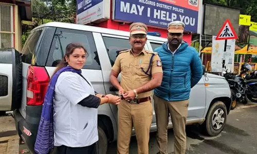 Tamil Nadu : ऊटी में पहली महिला टैक्सी ड्राइवर Tamil Nadu : ऊटी में पहली महिला टैक्सी ड्राइवर