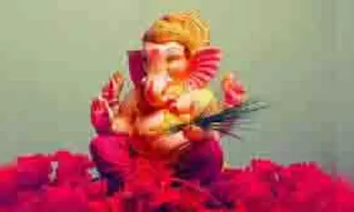 Karwa Chauth 2025 Ganesh Ji Ki Kahani: करवा चौथ के दिन जरूर सुनें गणेश जी की कहानी Karwa Chauth 2025 Ganesh Ji Ki Kahani: करवा चौथ के दिन जरूर सुनें गणेश जी की कहानी