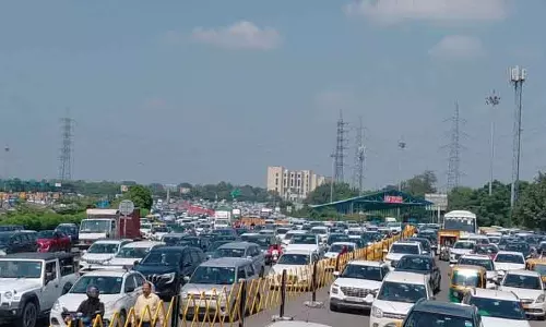 नई यातायात योजना के परीक्षण से दिल्ली-गुरुग्राम सीमा पर बड़ा जाम नई यातायात योजना के परीक्षण से दिल्ली-गुरुग्राम सीमा पर बड़ा जाम