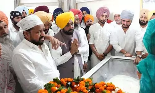 Punjabi गायक राजवीर जवंदा ने पैतृक गांव में अश्रुपूर्ण विदाई दी Punjabi गायक राजवीर जवंदा ने पैतृक गांव में अश्रुपूर्ण विदाई दी