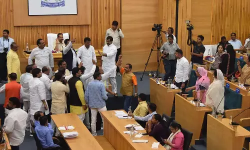 Indore : कांग्रेस और भाजपा दोनों बहाल अधिकारियों के खून के प्यासे