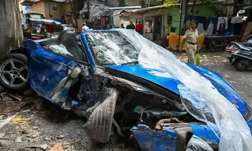 Mumbai 22 वर्षीय छात्र घायल, उसकी पोर्श कार WEH डिवाइडर से टकराई Mumbai 22 वर्षीय छात्र घायल, उसकी पोर्श कार WEH डिवाइडर से टकराई