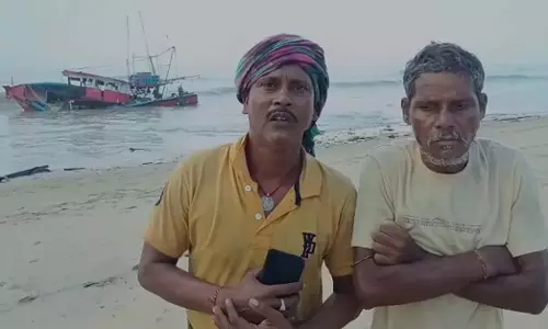 Odisha : केंद्रपाड़ा में समुद्र में नाव पलटी, आठ मछुआरे बचे Odisha : केंद्रपाड़ा में समुद्र में नाव पलटी, आठ मछुआरे बचे