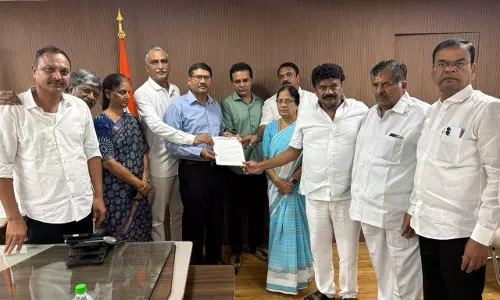 Hyderabad में बस किराया वृद्धि के विरोध में बीआरएस नेताओं ने किया विरोध प्रदर्शन Hyderabad में बस किराया वृद्धि के विरोध में बीआरएस नेताओं ने किया विरोध प्रदर्शन
