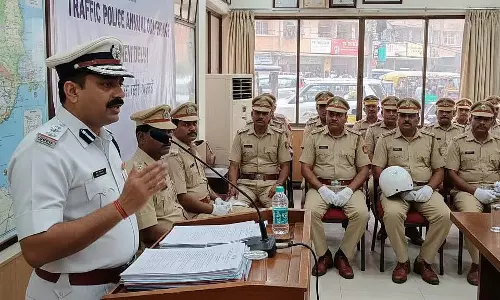 कमिश्नर ने कुशल यातायात प्रबंधन के लिए वरिष्ठ अधिकारियों को फील्ड में मौजूद रहने के निर्देश दिए कमिश्नर ने कुशल यातायात प्रबंधन के लिए वरिष्ठ अधिकारियों को फील्ड में मौजूद रहने के निर्देश दिए