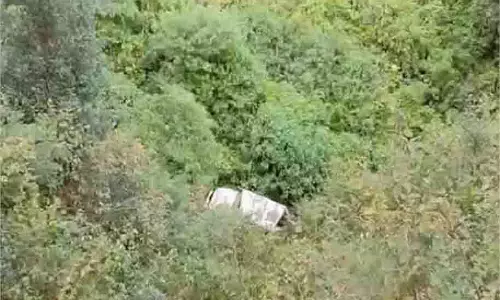 Uttarakhand:अनियंत्रित होकर खिलाड़ियों का वाहन खाई में गिरा, 8 लोग घायल Uttarakhand:अनियंत्रित होकर खिलाड़ियों का वाहन खाई में गिरा, 8 लोग घायल