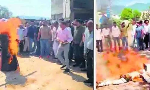 Himachal: टूटी सड़कों को लेकर भाजपा और कांग्रेस में आरोप-प्रत्यारोप Himachal: टूटी सड़कों को लेकर भाजपा और कांग्रेस में आरोप-प्रत्यारोप