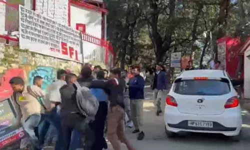 हिमाचल प्रदेश विश्वविद्यालय में ABVP और SFI कार्यकर्ताओं के बीच झड़प, छह घायल हिमाचल प्रदेश विश्वविद्यालय में ABVP और SFI कार्यकर्ताओं के बीच झड़प, छह घायल