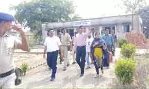 DEO ने डिस्पैच और संग्रहण केंद्रों को अंतिम रूप देने के लिए किया निरीक्षण DEO ने डिस्पैच और संग्रहण केंद्रों को अंतिम रूप देने के लिए किया निरीक्षण
