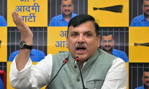 आप नेताओं ने एमटीएस कर्मचारियों के वेतन समानता प्रदर्शन का समर्थन किया