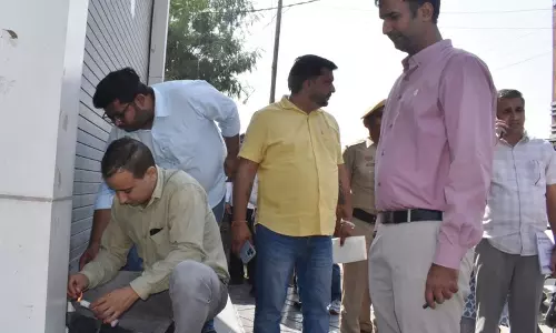 Karnal में टैक्स डिफॉल्टरों की संपत्तियां सील, मौके पर ही 4.69 लाख रुपये वसूले Karnal में टैक्स डिफॉल्टरों की संपत्तियां सील, मौके पर ही 4.69 लाख रुपये वसूले