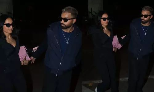 Hardik Pandya एक मिस्ट्री गर्ल के साथ मुंबई एयरपोर्ट पर देखे गए Hardik Pandya एक मिस्ट्री गर्ल के साथ मुंबई एयरपोर्ट पर देखे गए