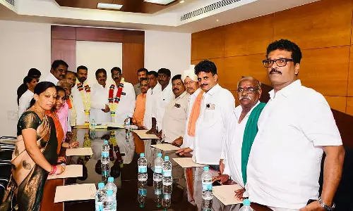Karnataka : चन्नराजा हट्टिहोली को मालाप्रभा सहकारी चीनी फैक्ट्री के अध्यक्ष के रूप में चुना गया Karnataka : चन्नराजा हट्टिहोली को मालाप्रभा सहकारी चीनी फैक्ट्री के अध्यक्ष के रूप में चुना गया