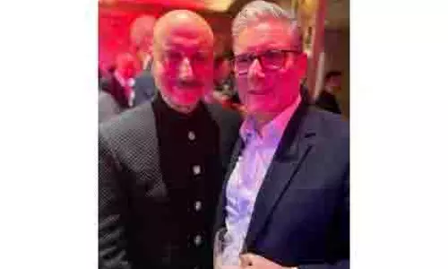 Anupam Kher ने ब्रिटेन के प्रधानमंत्री कीर स्टारमर से मुलाकात की Anupam Kher ने ब्रिटेन के प्रधानमंत्री कीर स्टारमर से मुलाकात की