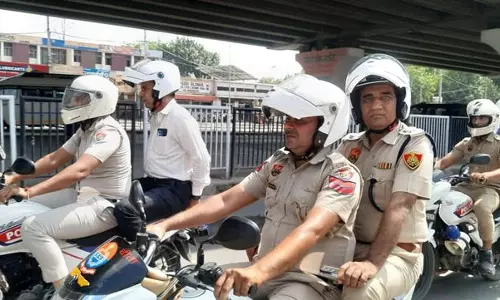 DC एसपी ने मोबाइल बाइक से बाजारों का निरीक्षण किया DC एसपी ने मोबाइल बाइक से बाजारों का निरीक्षण किया