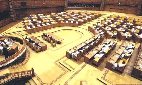 Kerala विधानसभा में झड़प में चीफ मार्शल घायल, तीन विपक्षी विधायक निलंबित Kerala विधानसभा में झड़प में चीफ मार्शल घायल, तीन विपक्षी विधायक निलंबित