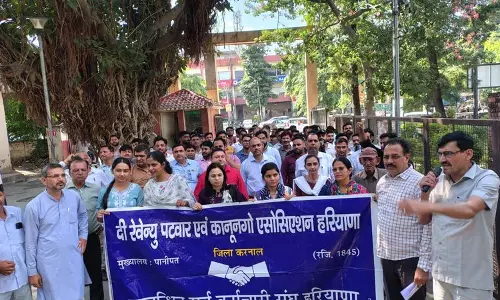 नई नियुक्तियों की अधिसूचना जारी करने को लेकर पटवारियों और कानूनगो ने दिया धरना नई नियुक्तियों की अधिसूचना जारी करने को लेकर पटवारियों और कानूनगो ने दिया धरना