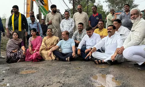 Indore : गड्ढों वाली सड़कों की ओर ध्यान आकर्षित करने के लिए कांग्रेस ने किया विरोध प्रदर्शन
