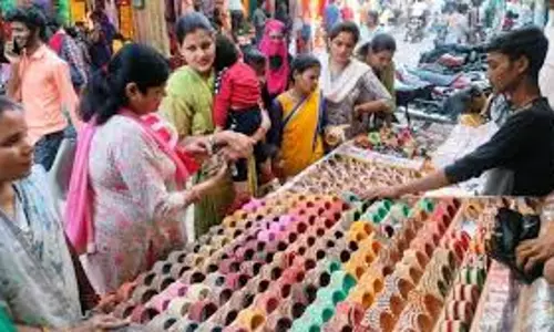Bareilly: करवा चौथ पर सजने-संवरने में लगी महिलाओं की भीड़ Bareilly: करवा चौथ पर सजने-संवरने में लगी महिलाओं की भीड़