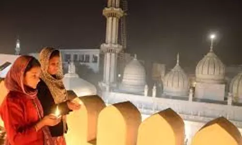 Bareilly: खानकाह-ए-नियाजिया में रोशनी की महफिल Bareilly: खानकाह-ए-नियाजिया में रोशनी की महफिल