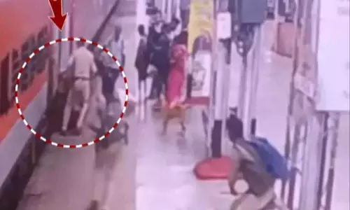 भद्रक में RPF अधिकारी की त्वरित सोच ने बुजुर्ग महिला की जान बचाई भद्रक में RPF अधिकारी की त्वरित सोच ने बुजुर्ग महिला की जान बचाई