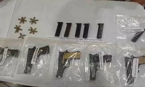 Keonjhar में हथियारों के साथ 9 महाकाल गिरोह के सदस्य पकड़े गए Keonjhar में हथियारों के साथ 9 महाकाल गिरोह के सदस्य पकड़े गए