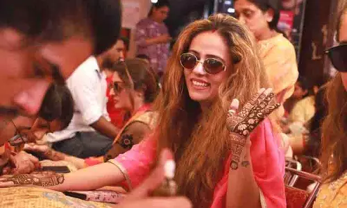 Jalandhar: त्योहारी उत्साह से बाजार गुलजार, चूड़ियां और मेहंदी के लिए महिलाएं कतार में Jalandhar: त्योहारी उत्साह से बाजार गुलजार, चूड़ियां और मेहंदी के लिए महिलाएं कतार में