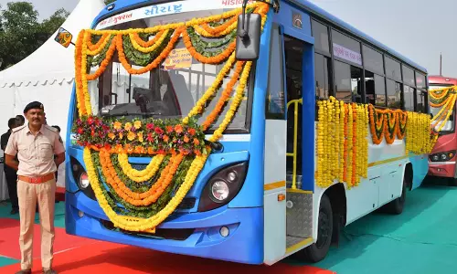 गुजरात के CM भूपेन्द्र पटेल ने गांधीनगर डिपो से 201 नई एसटी बसों को हरी झंडी दिखाई